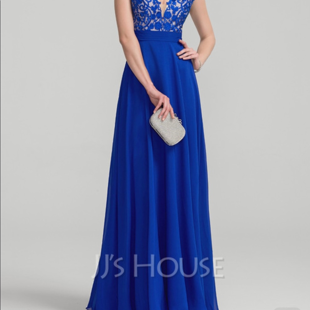 Beautiful dress, good quality! Color is MAUVE, blue stock photos. True size 8.